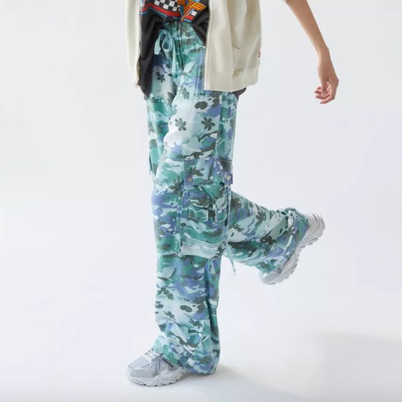NWT UO Camo Y2K Baggy Dean Printed Cargo Pants - Picture 1 of 5